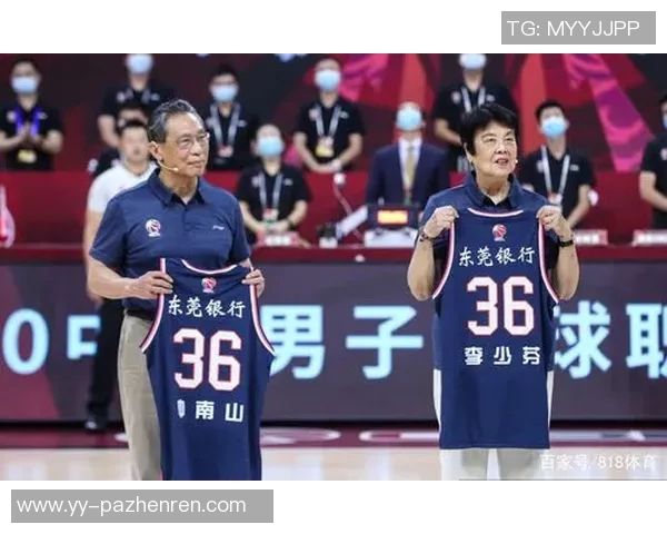 钟南山夫妇现场观赛CBA，钟老身体倍儿棒！